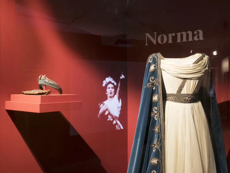 The crown of Turandot and a stage costume, Maria by Callas exhibition — © Fonds de Dotation Maria Callas
